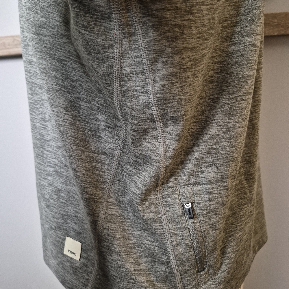 Vuori Crescent 1/4 Zip Cropped Pullover Gray - S - Picture 8 of 12